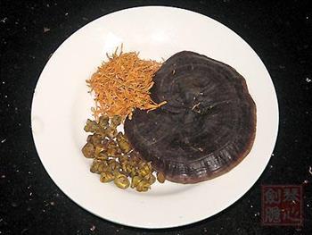 石斛灵芝炖鸡汤怎么做，石斛灵芝炖鸡汤怎么做好吃，石斛灵芝炖鸡汤做法