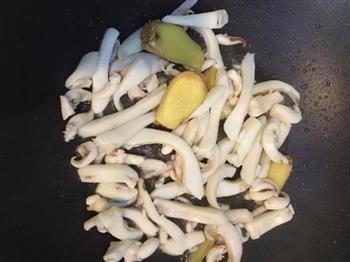 韭菜银丝炒鱿鱼怎么做，韭菜银丝炒鱿鱼怎么做好吃，韭菜银丝炒鱿鱼做法
