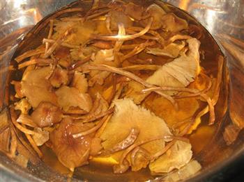茶树菇炖鸡汤怎么做，茶树菇炖鸡汤怎么做好吃，茶树菇炖鸡汤做法