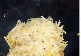 酸辣萝卜汤怎么做，酸辣萝卜汤怎么做好吃，酸辣萝卜汤做法