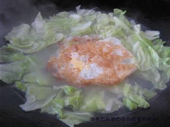 奶白色的煎蛋包菜汤怎么做,奶白色的煎蛋包菜汤怎么做好吃,奶白色的煎蛋包菜汤做法 奶白色的煎蛋包菜汤怎么做,奶白色的煎蛋包菜汤怎么做好吃,奶白色的煎蛋包菜汤做法