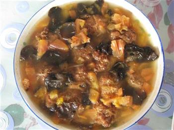 番茄木耳丸子汤怎么做，番茄木耳丸子汤怎么做好吃，番茄木耳丸子汤做法