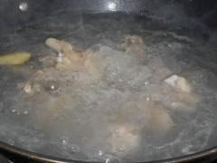 蘑菇大骨汤怎么做,蘑菇大骨汤怎么做好吃,蘑菇大骨汤做法 蘑菇大骨汤怎么做,蘑菇大骨汤怎么做好吃,蘑菇大骨汤做法