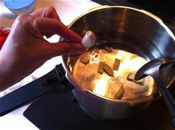 苦瓜西红柿排骨汤怎么做，苦瓜西红柿排骨汤怎么做好吃，苦瓜西红柿排骨汤做法