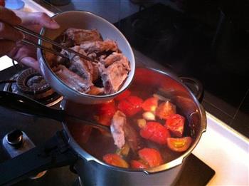 苦瓜西红柿排骨汤怎么做，苦瓜西红柿排骨汤怎么做好吃，苦瓜西红柿排骨汤做法