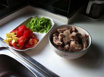 苦瓜西红柿排骨汤怎么做，苦瓜西红柿排骨汤怎么做好吃，苦瓜西红柿排骨汤做法