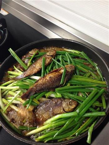 河鲫鱼烤葱怎么做,河鲫鱼烤葱怎么做好吃,河鲫鱼烤葱做法