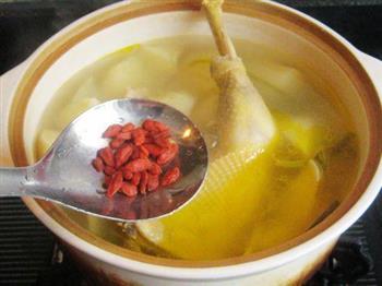 枸杞土豆草鸡煲怎么做，枸杞土豆草鸡煲怎么做好吃，枸杞土豆草鸡煲做法