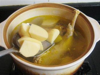 枸杞土豆草鸡煲怎么做，枸杞土豆草鸡煲怎么做好吃，枸杞土豆草鸡煲做法