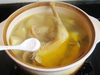 枸杞土豆草鸡煲怎么做，枸杞土豆草鸡煲怎么做好吃，枸杞土豆草鸡煲做法