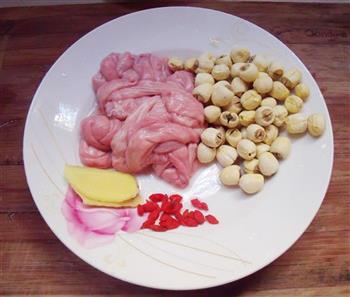 小肠莲子汤怎么做，小肠莲子汤怎么做好吃，小肠莲子汤做法