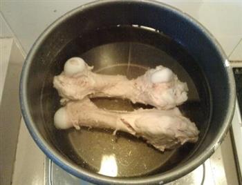 水果大骨鱼丸锅怎么做，水果大骨鱼丸锅怎么做好吃，水果大骨鱼丸锅做法