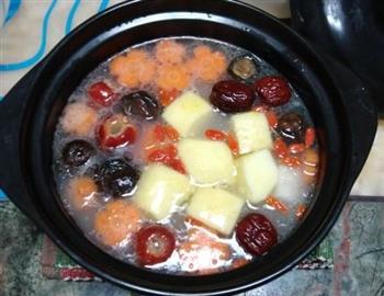 水果大骨鱼丸锅怎么做，水果大骨鱼丸锅怎么做好吃，水果大骨鱼丸锅做法