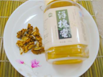 蜂蜜核桃水怎么做，蜂蜜核桃水怎么做好吃，蜂蜜核桃水做法