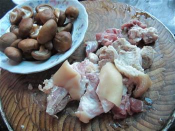 香菇猪蹄汤怎么做，香菇猪蹄汤怎么做好吃，香菇猪蹄汤做法